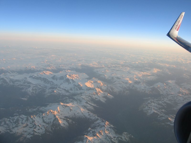 Flug in den Urlaub ... oder ... Alpen in der Morgensonne