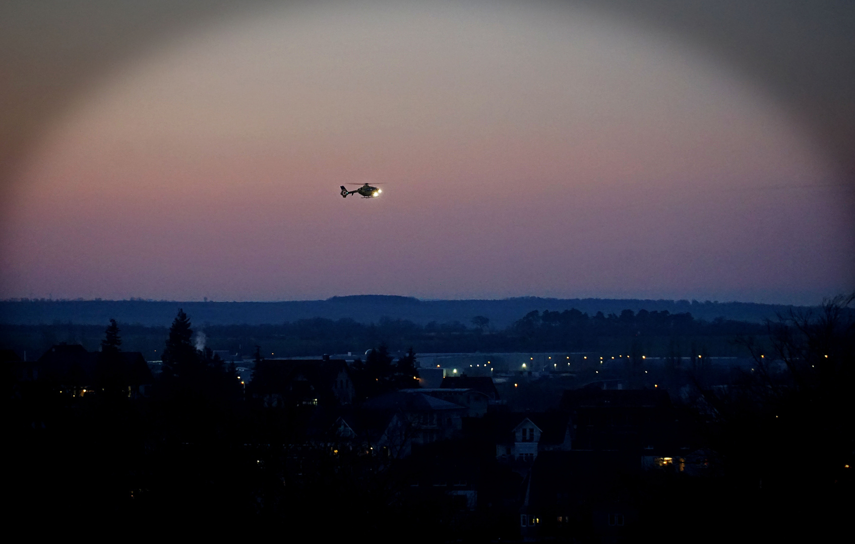 Flug in der Dämmerung