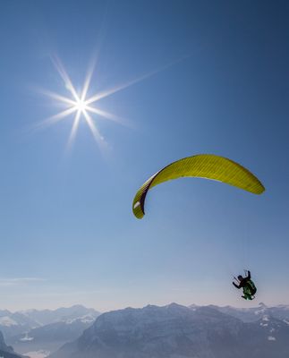 Flug in der Wintersonne