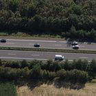 Flug nahe an der Autobahn