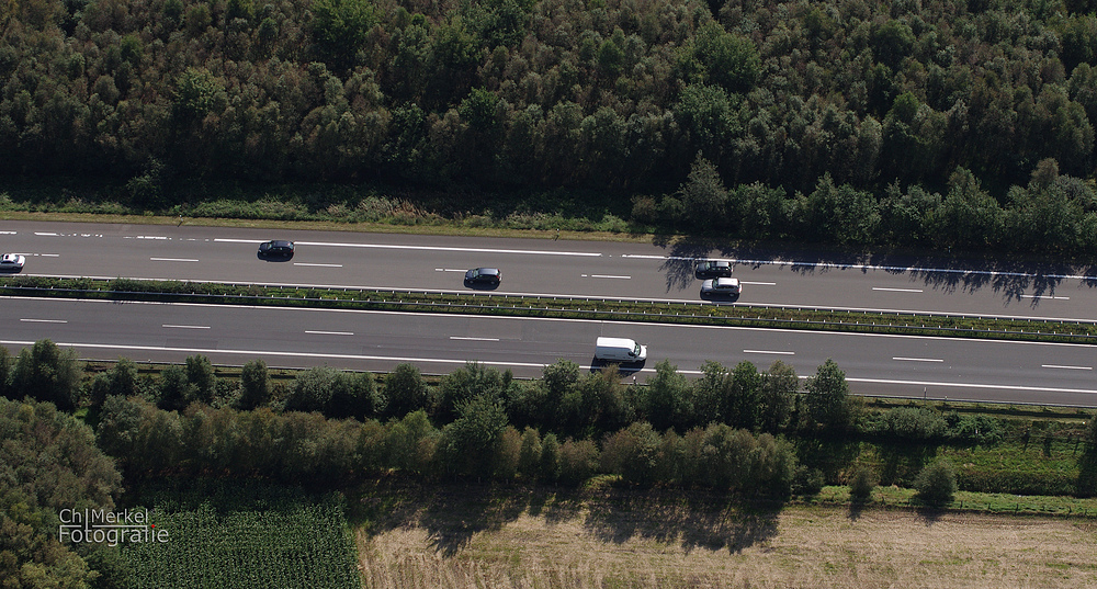 Flug nahe an der Autobahn