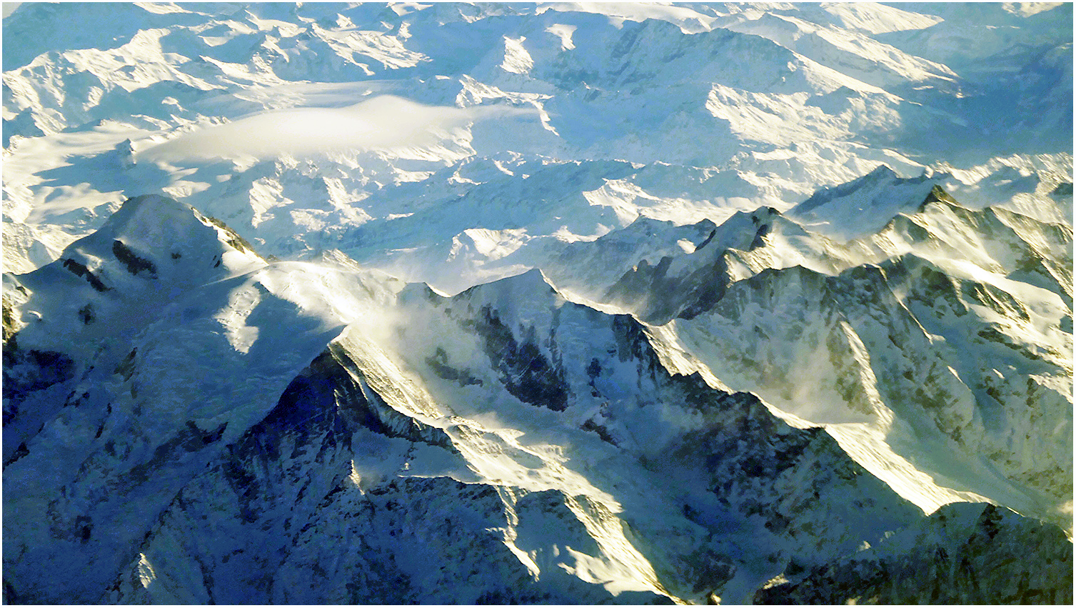 Flug über Alpengipfel