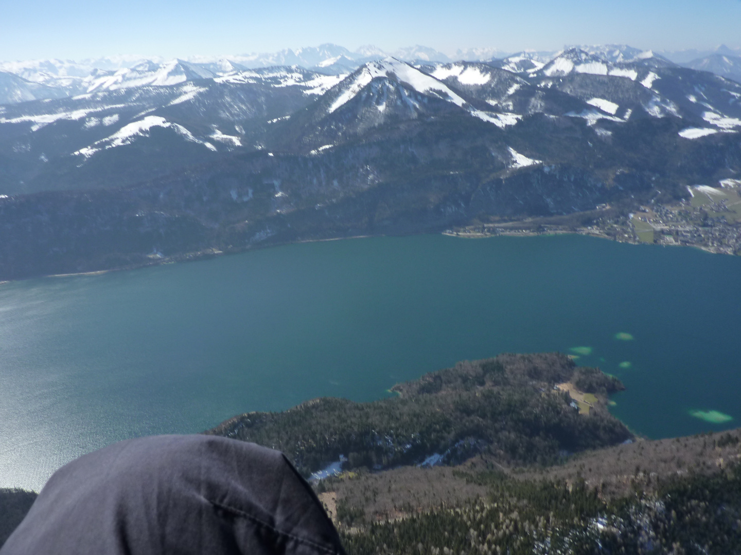 Flug über dem Wolfgangsee mit Blick auf den Dachstein