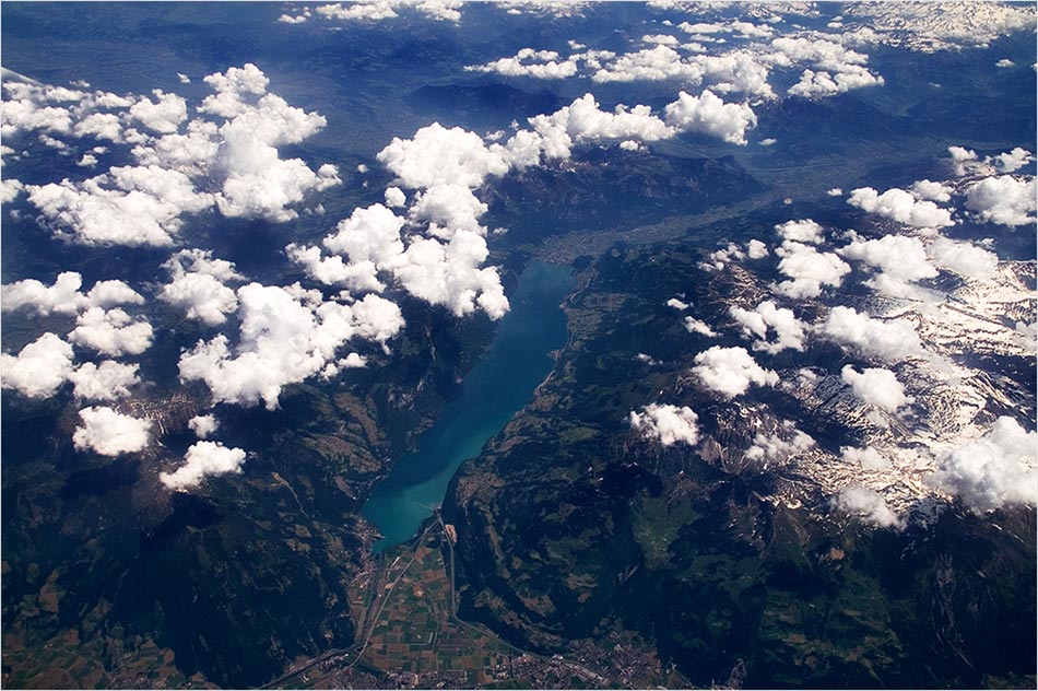 Flug über den Walensee in der Schweiz.