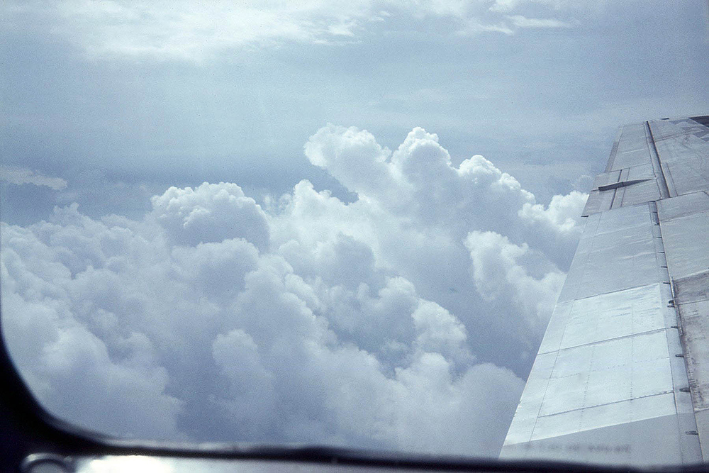 Flug über den Wolken