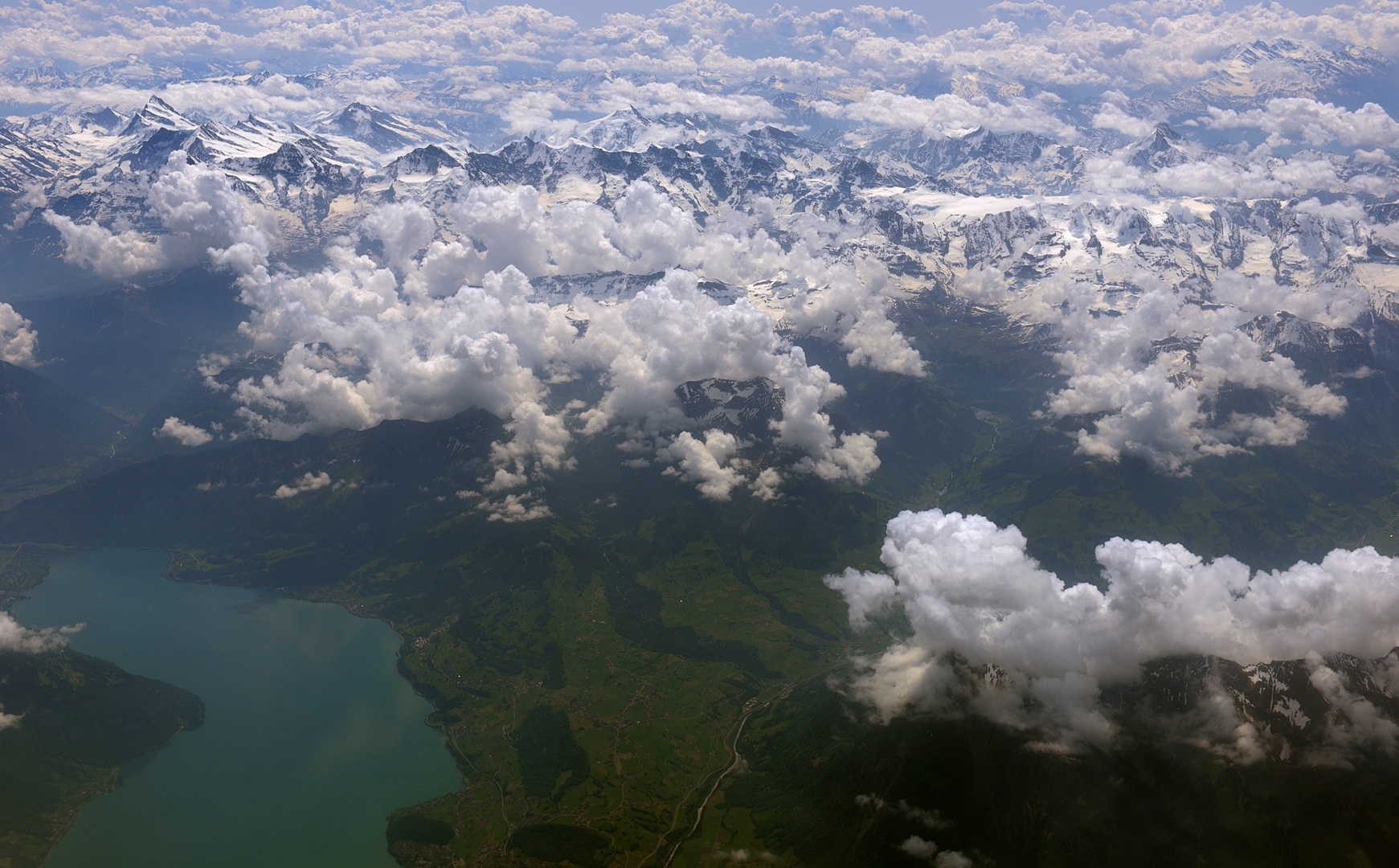 Flug über die Schweizer Berge Richtung Stuttgart,  unten der See müsste der...