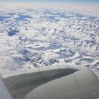 Flug über die verschneiten Alpen