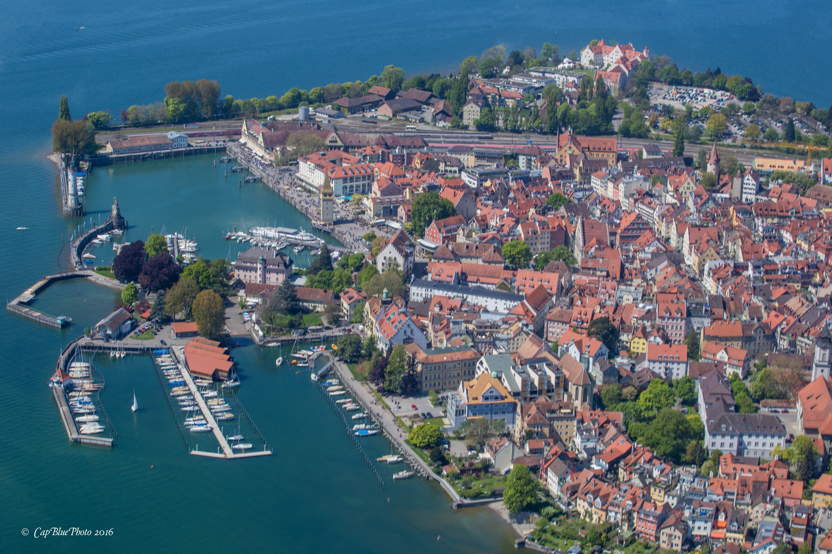 Flug über Lindau Hafenansicht mit Zeppelin NT