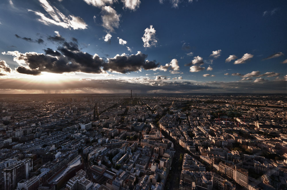 Flug über Paris (HDR)