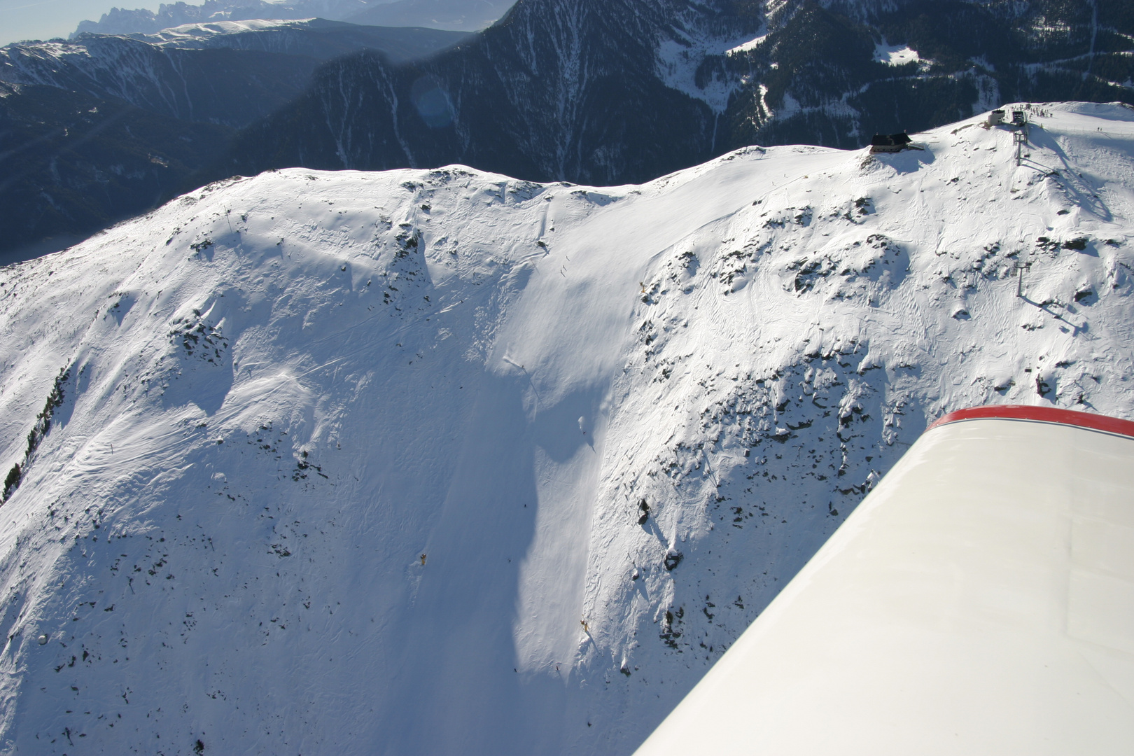 Flug über Skigebiet in Südtirol