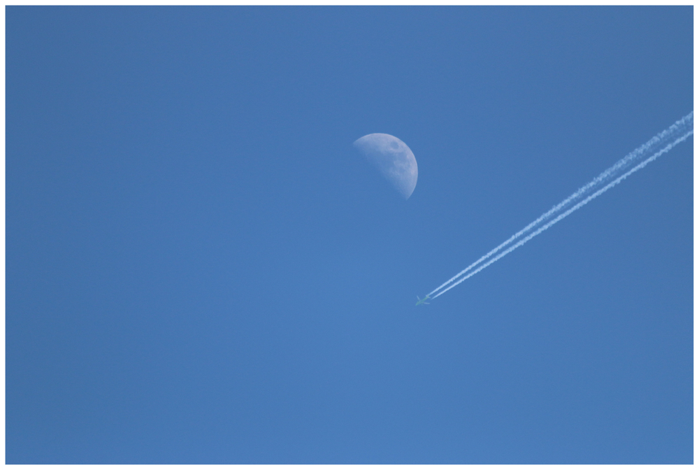 Flug unter dem Mond