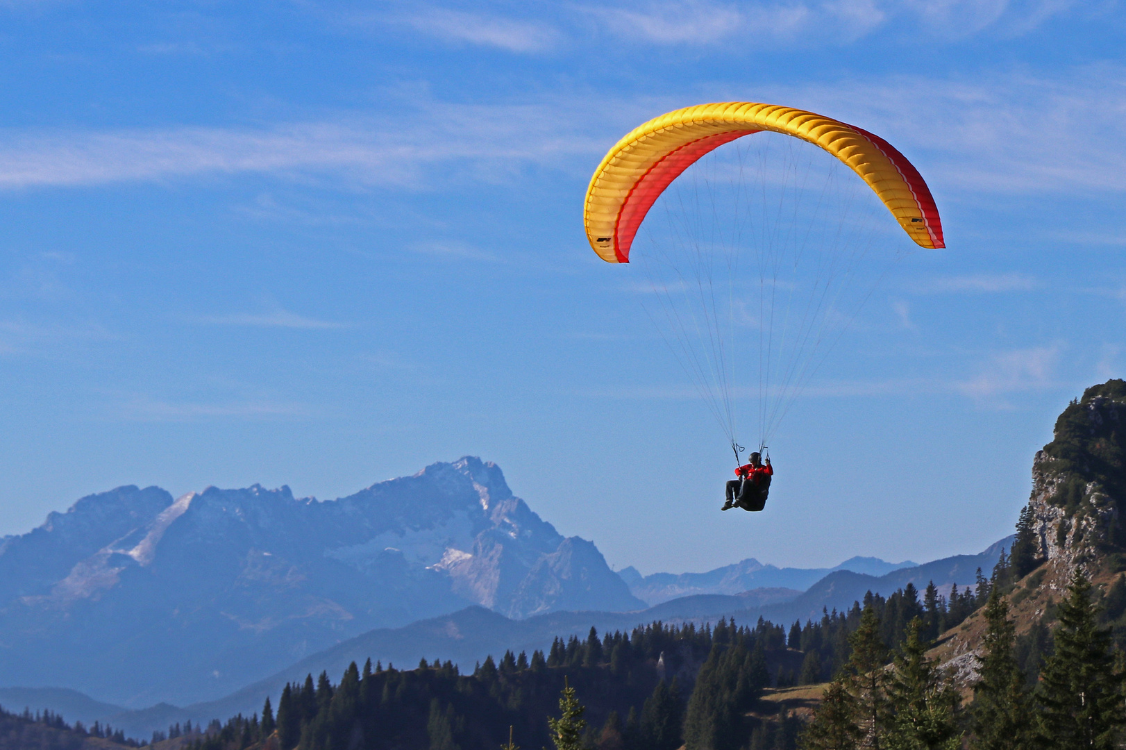 Flug vor imposanter Bergkulisse