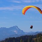 Flug vor imposanter Bergkulisse