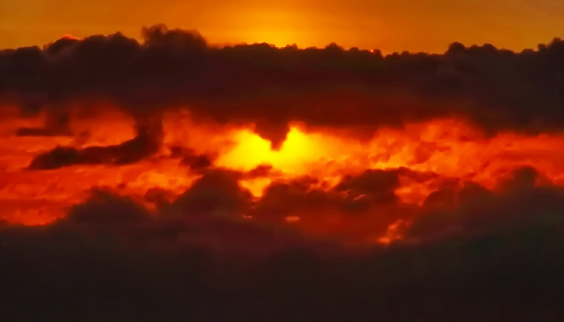 Flug zwischen den Wolken bei Sonnenuntergang