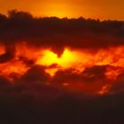 Flug zwischen den Wolken bei Sonnenuntergang