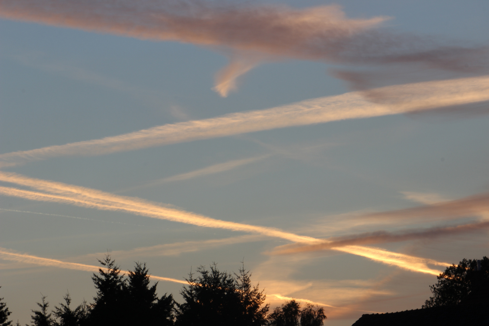 Flugbahnen am Himmel