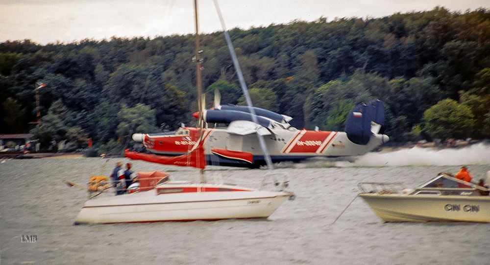 Flugboot zwischen Segelern