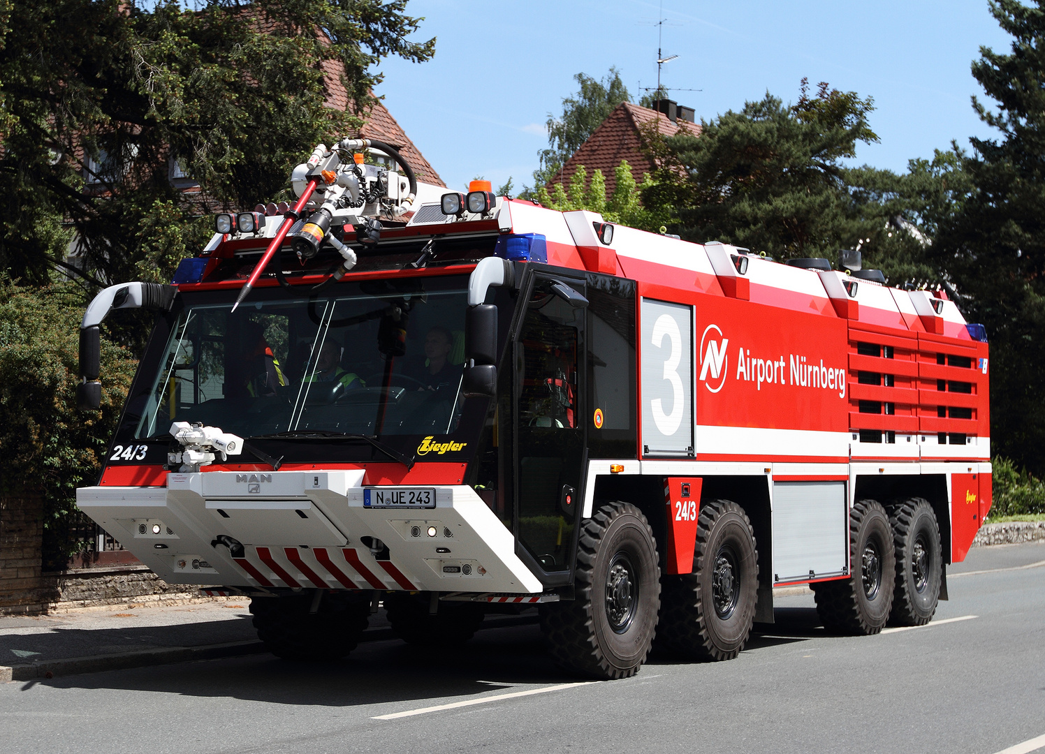 Flugfeldlöschfahrzeug der Flughafenfeuerwehr Nürnberg