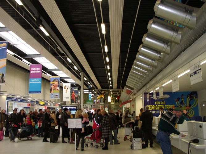 Fluggäste im Flughafen Hahn