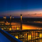 Fluggastbrücken am Terminal T1 des BER zur blauen Stunde