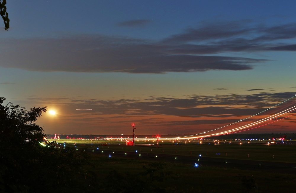 Flughafen bei Dämmerung