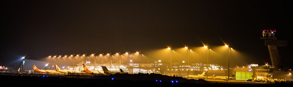 Flughafen bei Nacht