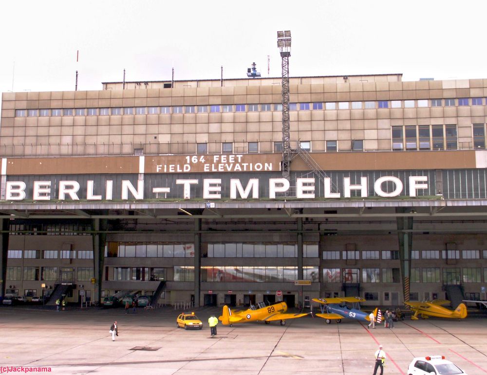 Flughafen Berlin - Tempelhof (Abfertigungsbereich mit Schriftzug)