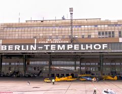 Flughafen Berlin - Tempelhof (Abfertigungsbereich mit Schriftzug)