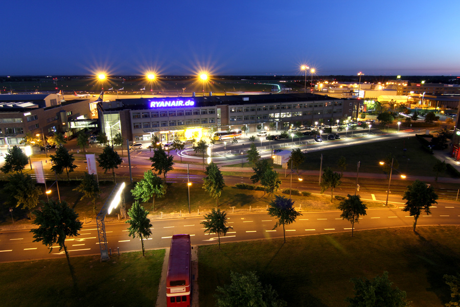 Flughafen Bremen bei Nacht