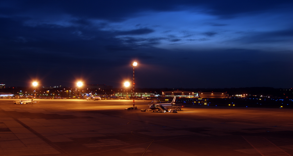 Flughafen Düsseldorf bei Nacht