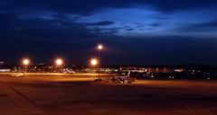 Flughafen Düsseldorf bei Nacht