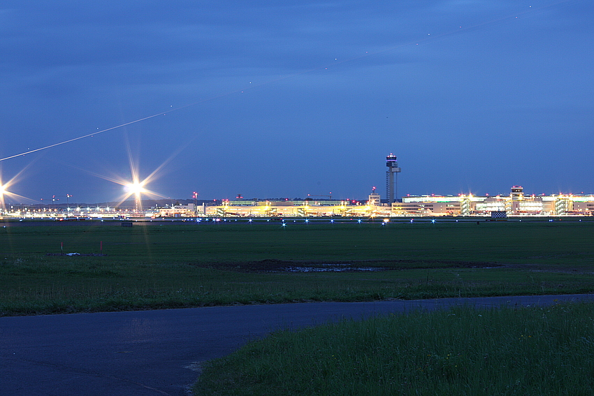 Flughafen Düsseldorf mit Start am Abend