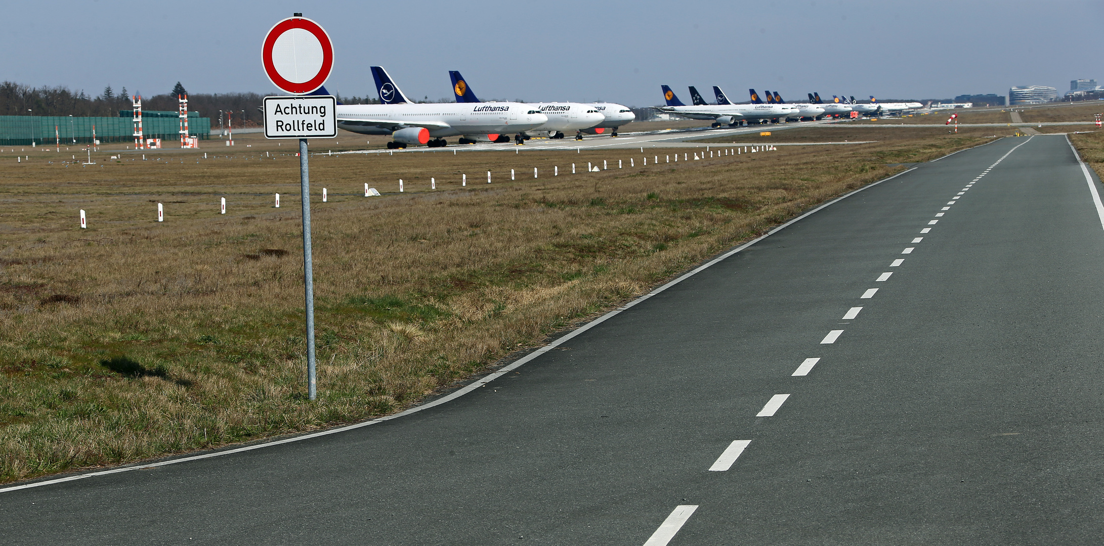 Flughafen Frankfurt - Landebahn - Corona -3-