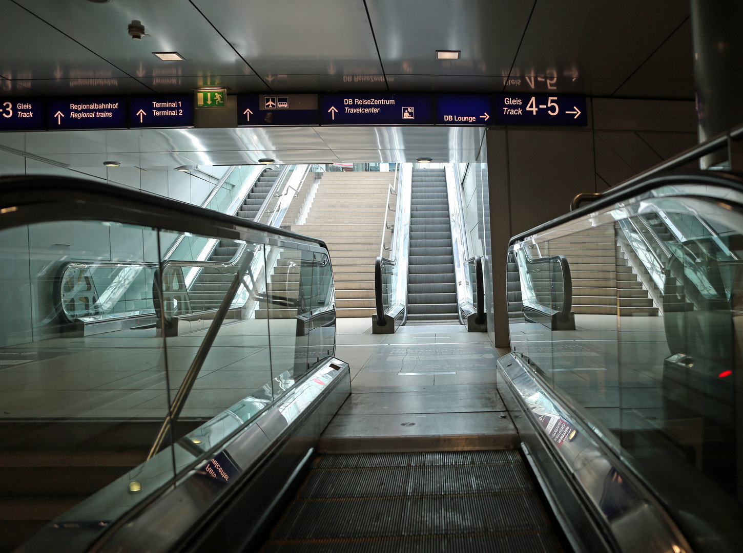 Flughafen Frankfurt - Rolltreppen - Fernbahnhof - Corona