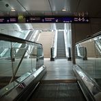 Flughafen Frankfurt - Rolltreppen - Fernbahnhof - Corona