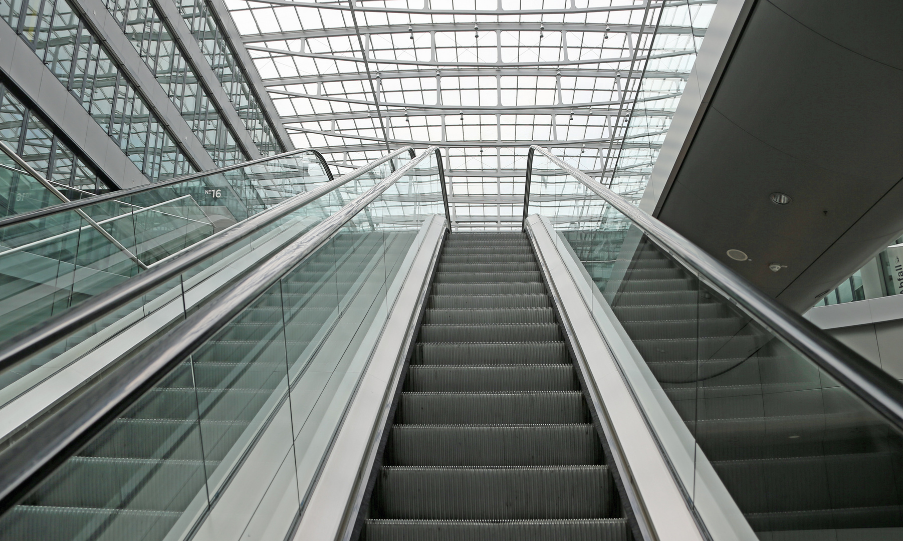 Flughafen Frankfurt - Rolltreppen - The Squaire -Corona