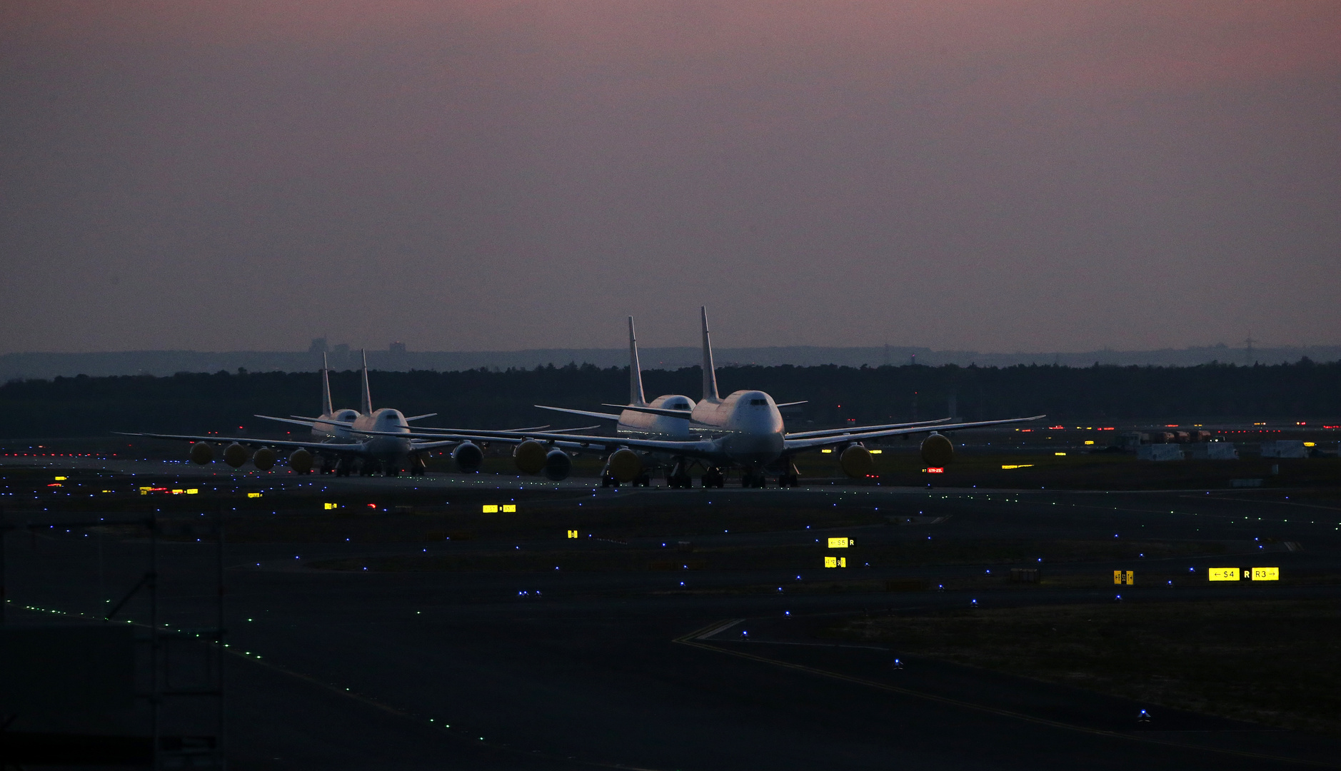 Flughafen Frankfurt  - stillgelegt - TWY R -  Corona