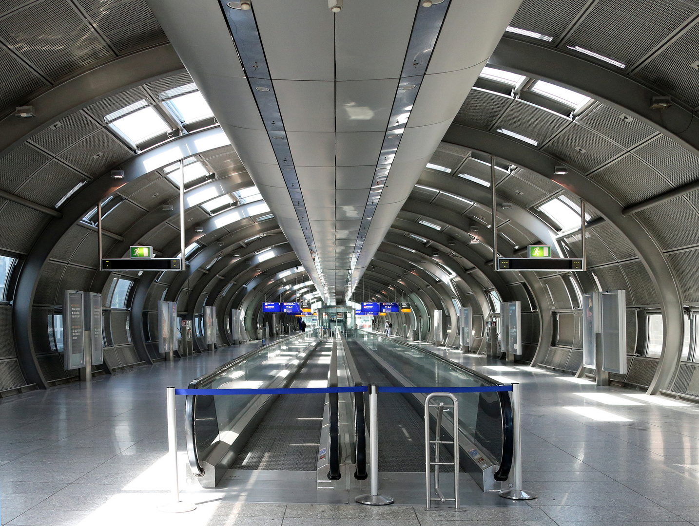 Flughafen Frankfurt - Terminal 1 - Fernbahnhof -Corona -