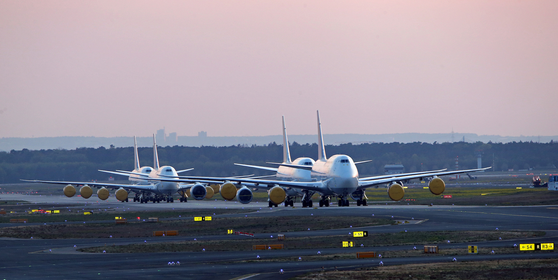 Flughafen Frankfurt  - TWY R - stillgelegt - Corona -