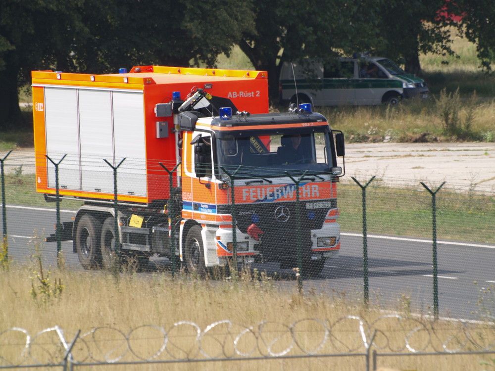 Flughafen Frankfurt WLF 2 mit AB-Rüst 2 auf Alarmfahrt