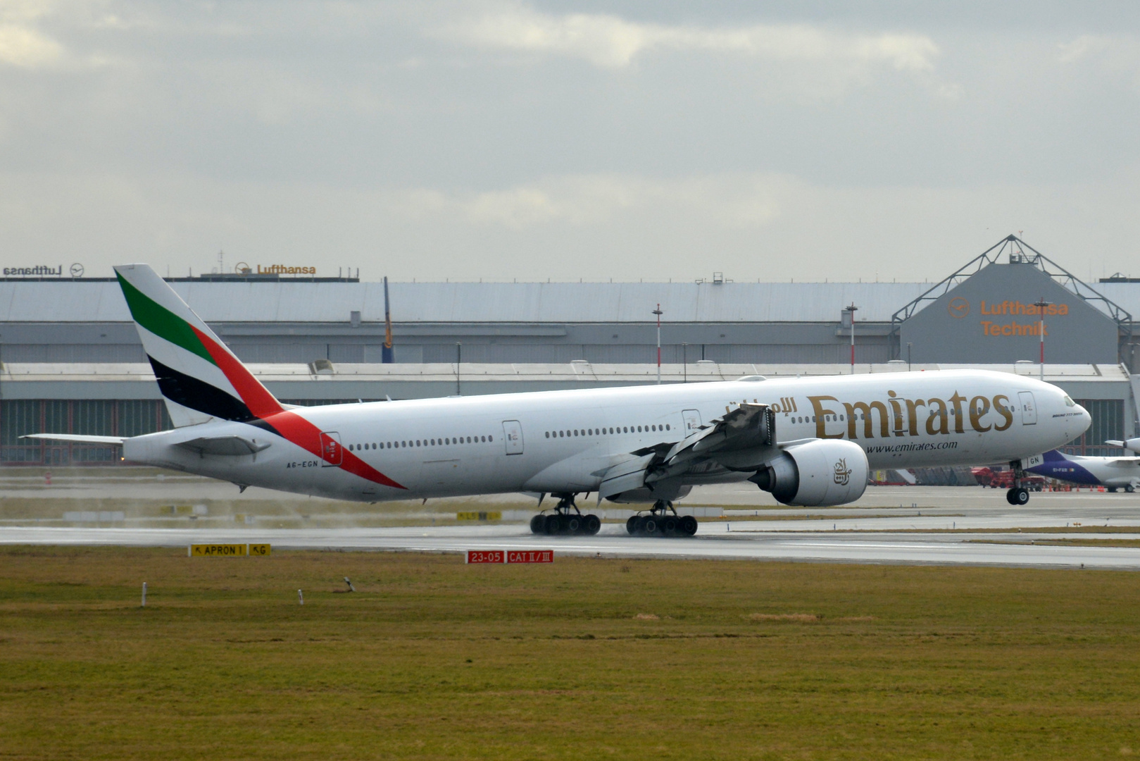 Flughafen Hamburg 05.03.2015 Boeing 777 Emirates