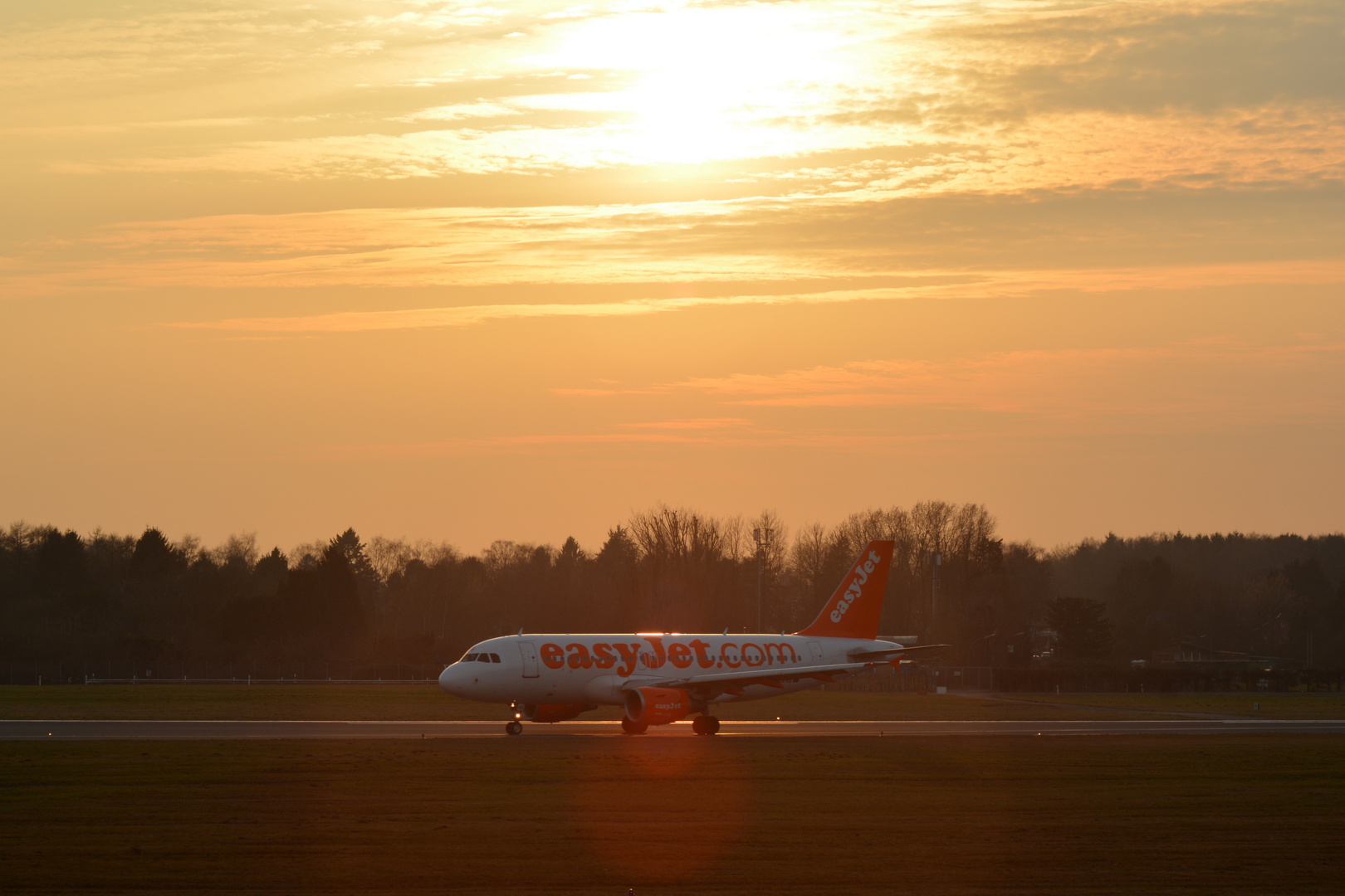 Flughafen Hamburg 17.03.2015 easyJet in der Abendsonne