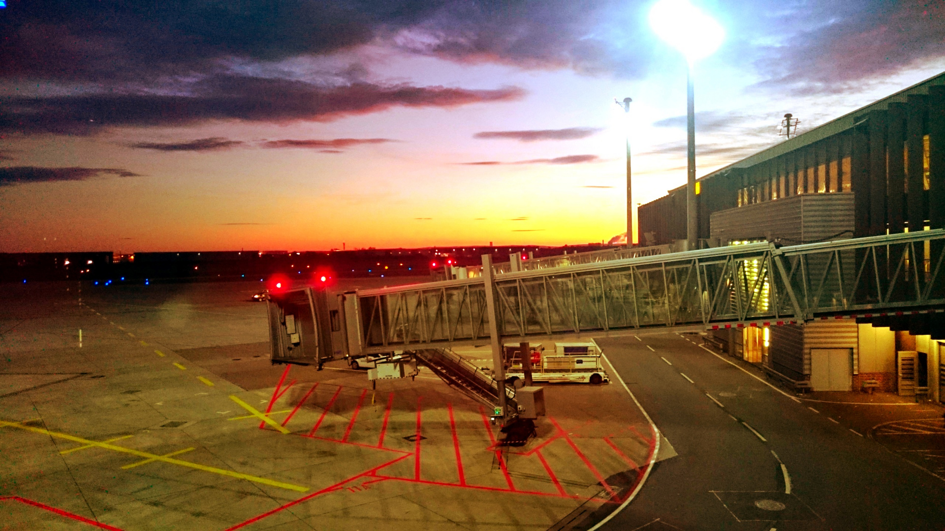 Flughafen Hannover bei Nacht   ( Hannover Airport at Night )