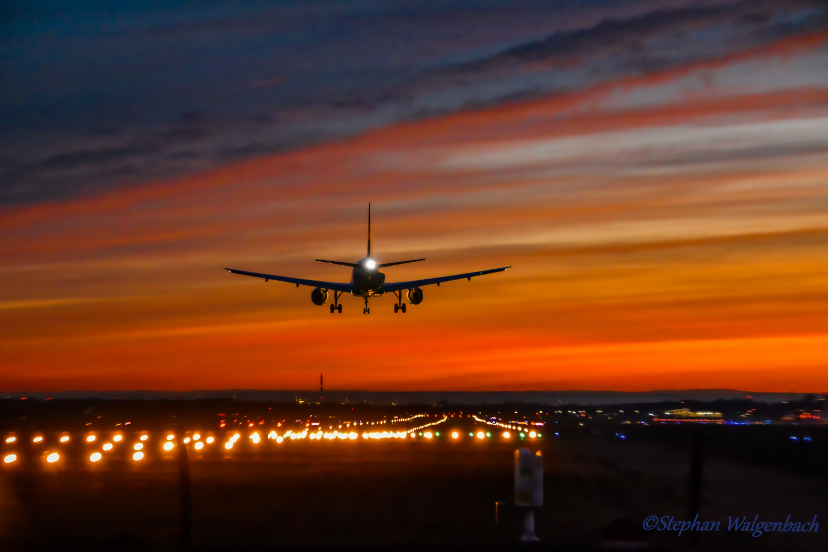 Flughafen Köln-Bonn im Abendrot