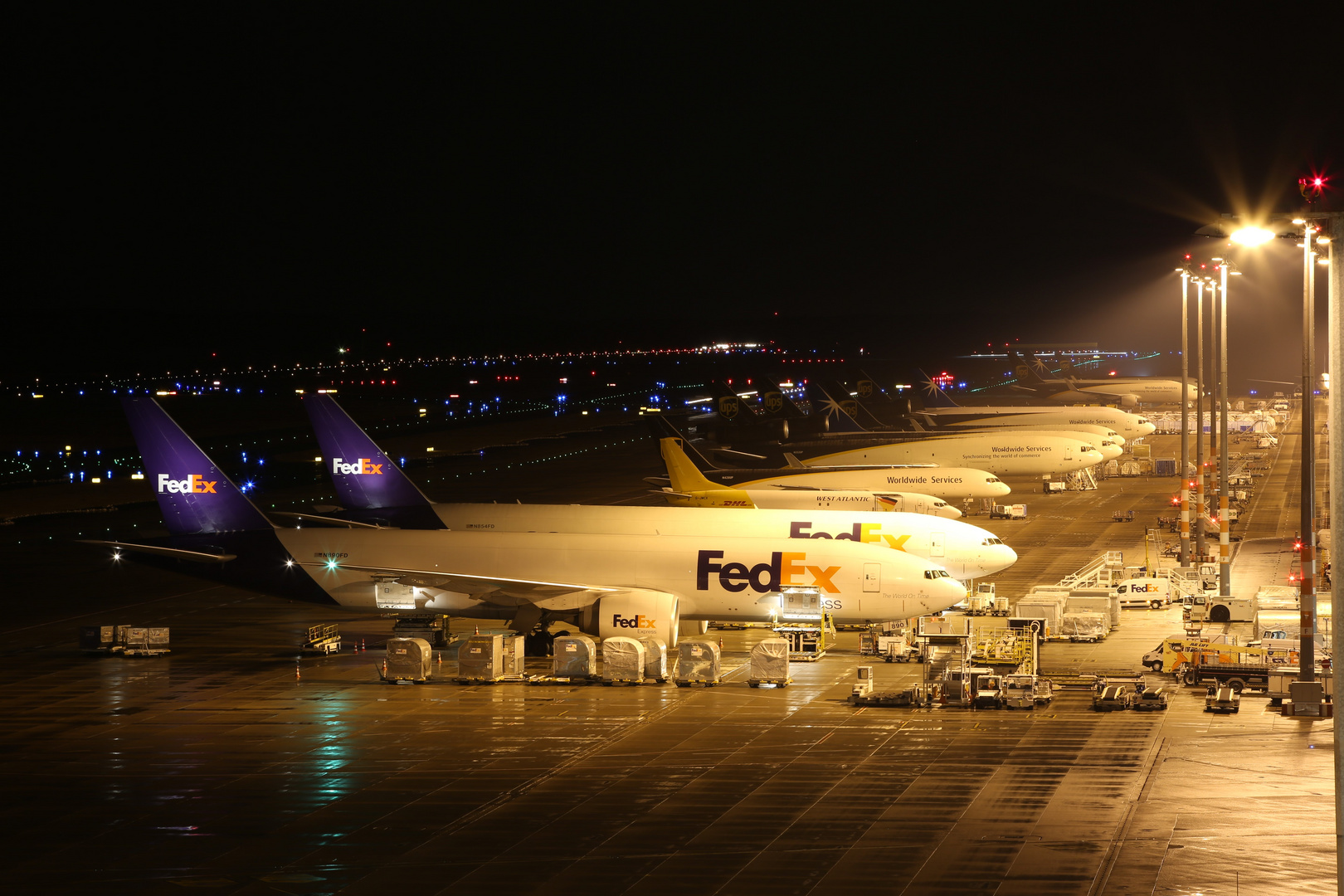 Flughafen Köln/Bonn bei Nacht