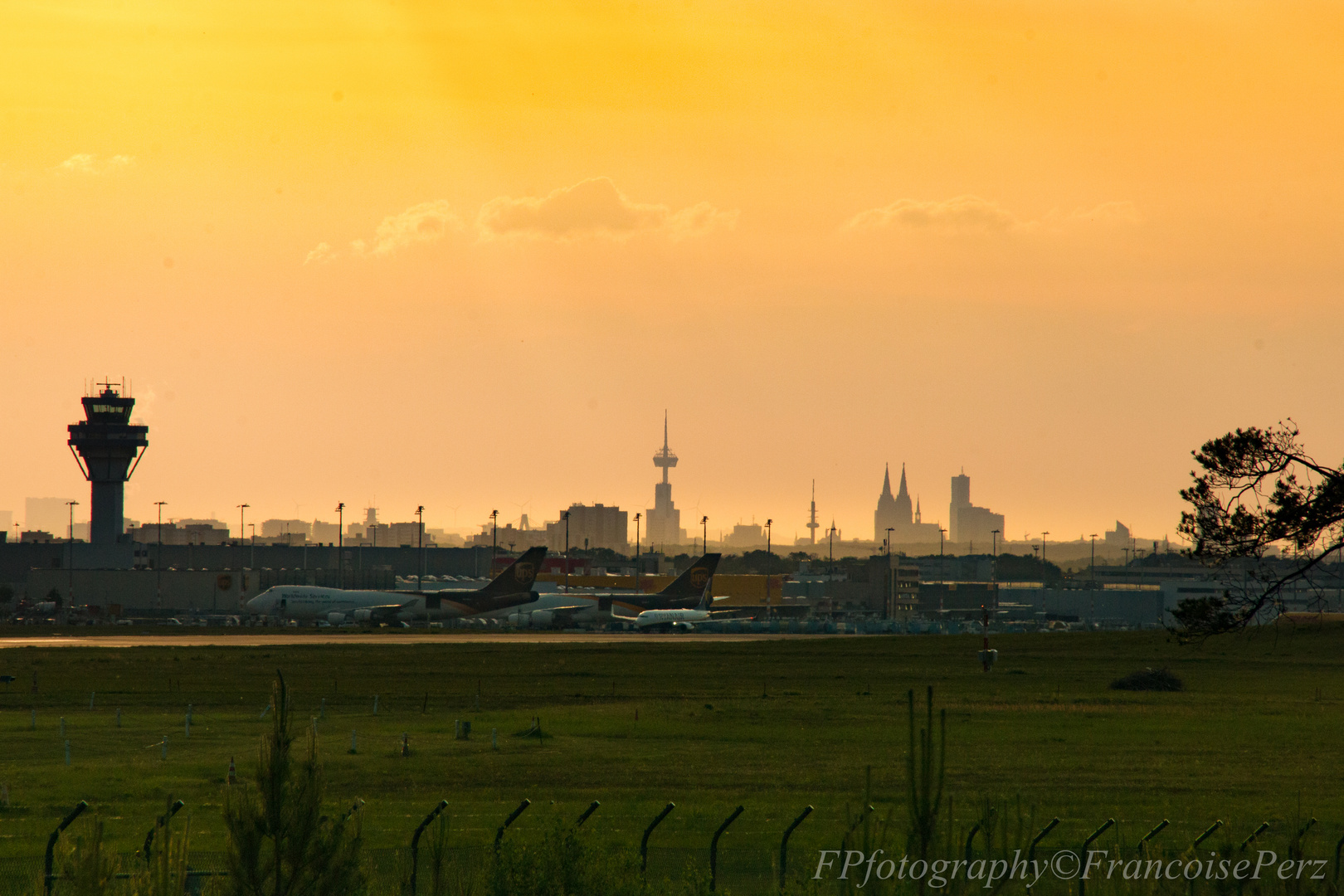 Flughafen Köln/Bonn mit Blick auf Köln bei Sonnenuntergang