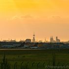 Flughafen Köln/Bonn mit Blick auf Köln bei Sonnenuntergang