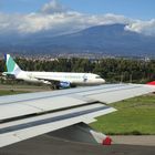 Flughafen mit Ätna und typischer Wolke im Hintergrund