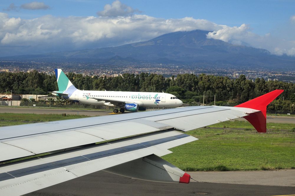 Flughafen mit Ätna und typischer Wolke im Hintergrund