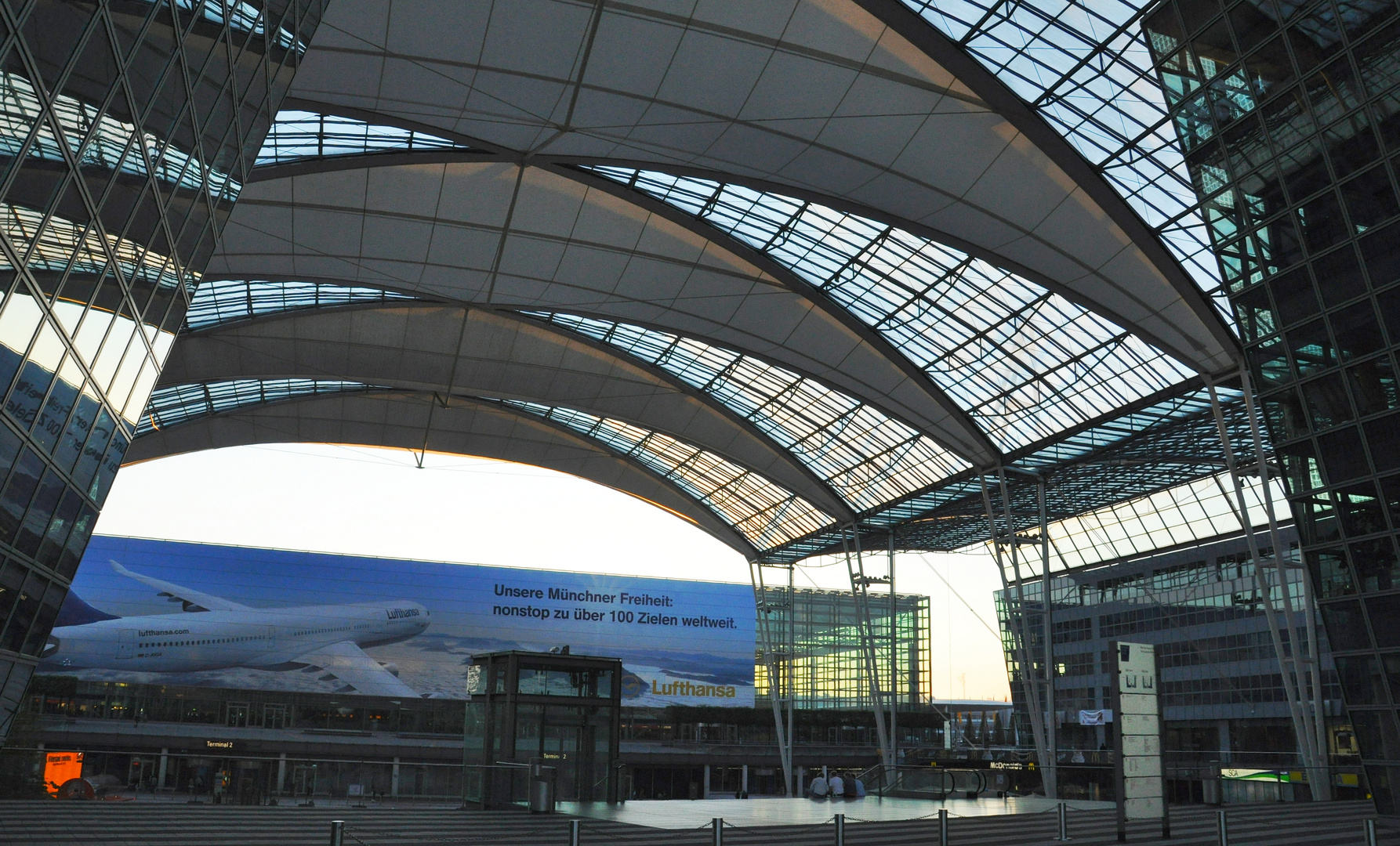 Flughafen München / Airport Center und Terminal 2